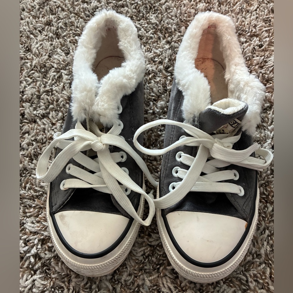 P.J. Salvage White Fur-Lined Sneakers, size 8 Women, gray fleece